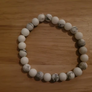 Handgjort Armband - Melerat. Grå o vit. Matt