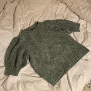 Tröja - En mjuk och skön tröja från Vero Moda i strl S/XS. Knappt använd och i mycket bra skick!!