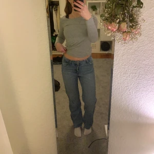 Midwaist jeans - Midwaist blå jeans från bershka. Bra skick. Storlek 36