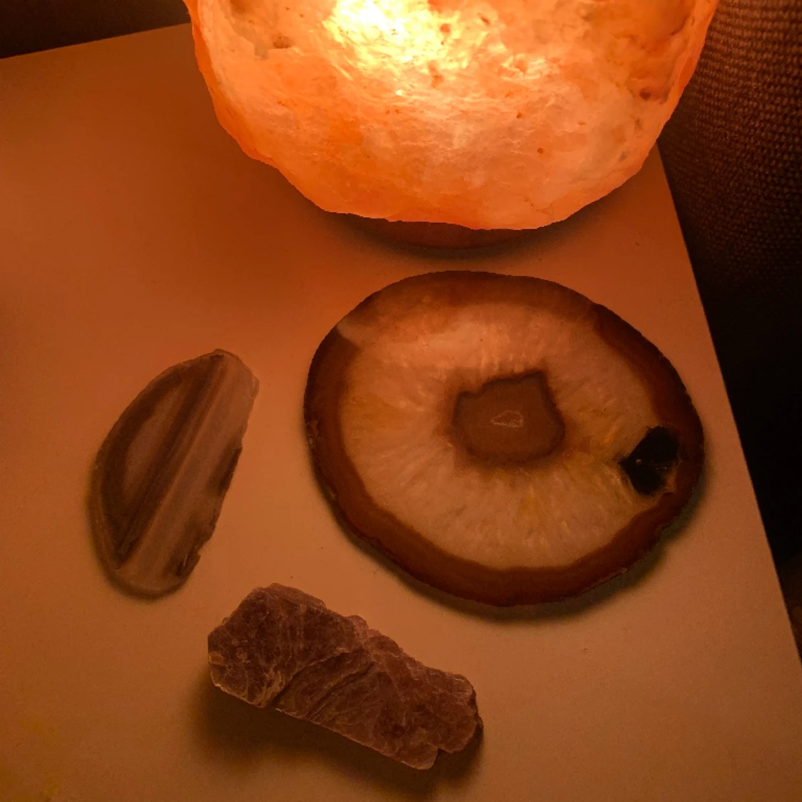 Agat plattor och rå lila kristall