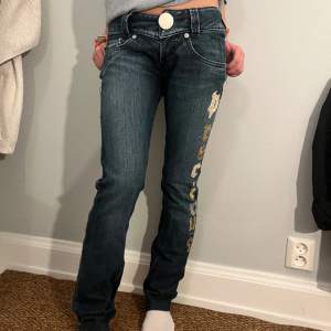 Lågmidjade miss sixty jeans med en text på sidan  de har ett litet hål ved sidan av jeansen som man kan se lite av på andra bilden därav billigt pris ❤️
