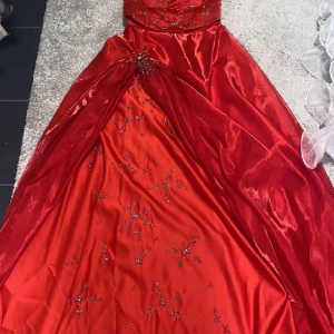 Röd Topp & Kjol - Jag säljer en jättefin topp och kjol, perfekt till bröllop Köpare står för frakt 