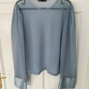 Tyll topp  - Blå topp i tyll från Zara! Helt oanvänd! Storlek M🤍