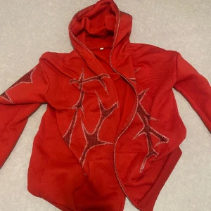 Y2K röd zip up hoodie - Medium storlek nyköpt zip up hoodie. Pris kan diskuteras och tar byte! 