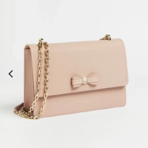 Ted baker chain crossbody pink rosa - Säljer denna otroligt fina väskan. Har två funktioner antingen som en crossbody eller en axelväska. Äkta läder sparsamt använd minimala tecken på materialet, har mycket kvar att ge. Nypris ca 1100kr. 