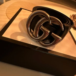 Gucci bälte - Säljer nu mitt Gucci bälte då jag inte använder de längre, användt fåtal gånger är som nytt. Nypris 4500kr.