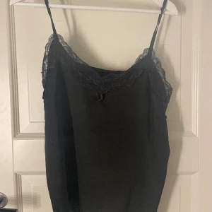 Linne med spets - Superfint linne med spets och i bra skick🤩