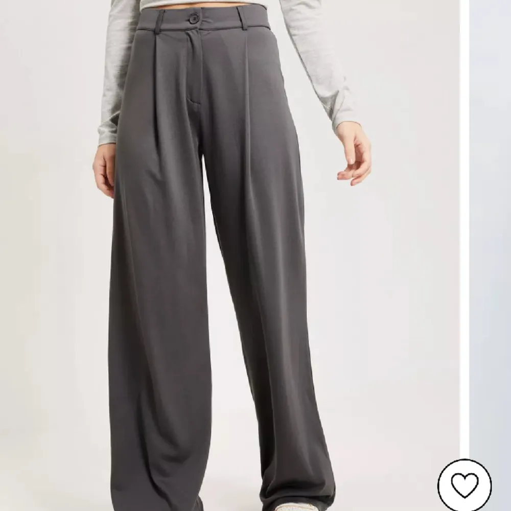 Kostymbyxor från Nelly.com, väldigt stretchiga.. Jeans & Byxor.