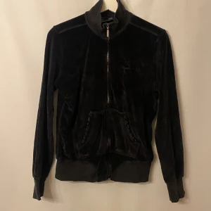 Velour tröja  - Tröja med dragkedja i velour. Märke: Champion. Storlek: M