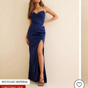 Balklänning  - Jättesnygg balklänning i en marinblå siden färg! Använd 1 gång, inga defekter💙slutsåld i nästan alla storlekar! Nypris 900kr