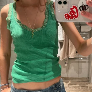 Grönt spetslinne! - Super sött grönt spets linne från Saint Tropez💚passar även s