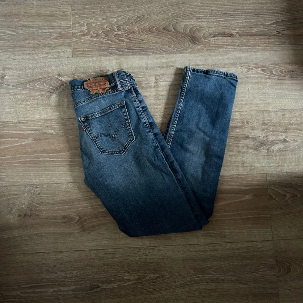 Ett par jeans i bra skick förutom lappen i bak och därav priset. Nypriset på dessa jeans ligger på runt 1000kr. Längden på byxorna är 96cm och midjan 36cm jämför gärna med ett par egna och sen är det fritt fram att använda ”köp nu”.. Jeans & Byxor.