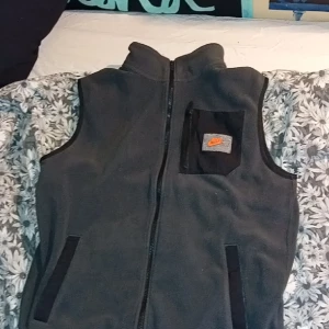 Speciall nike vest small . Dri-fit - Prsktiskt väst för alla sorters göra . I detta plagg. Finns 4 st fickor. 2 på bröstet och var der av hand munk fixkorna som har ett speciellt nät för att ej förlora saker ur fickan liks lätt 