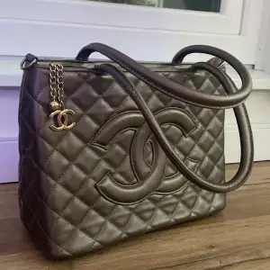 en jätte fin väska,  den är tyvärr inte riktig Chanel men den är fortfarande, skit snygg!! den har två olika fack i sig och även ett fack utanpå väskan.  Frakt betalar köparen! knappt använd!!