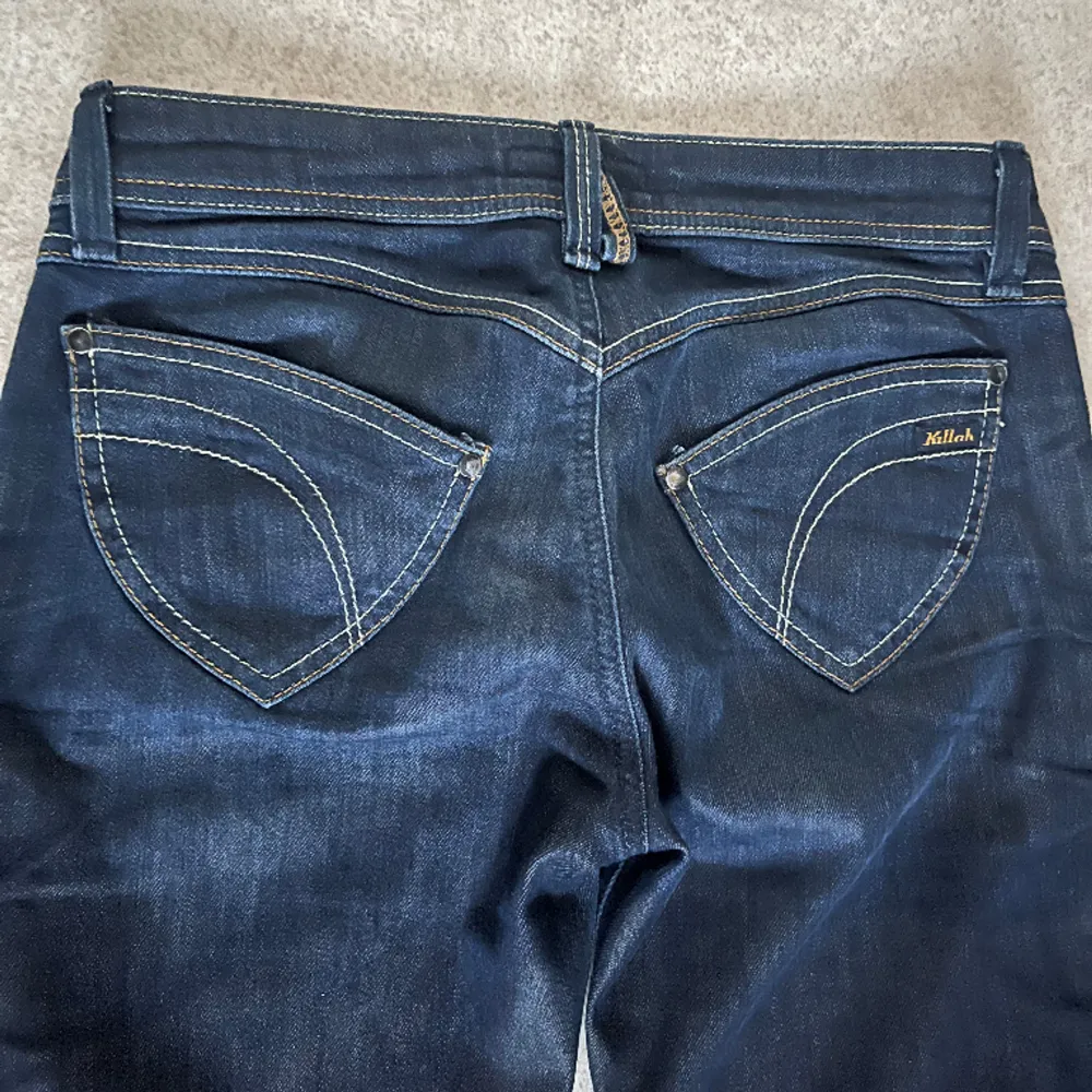 Lågmidjade jeans och har aldrig använt då de är för stora i midjan.  Från grenen till foten, 84cm. . Jeans & Byxor.