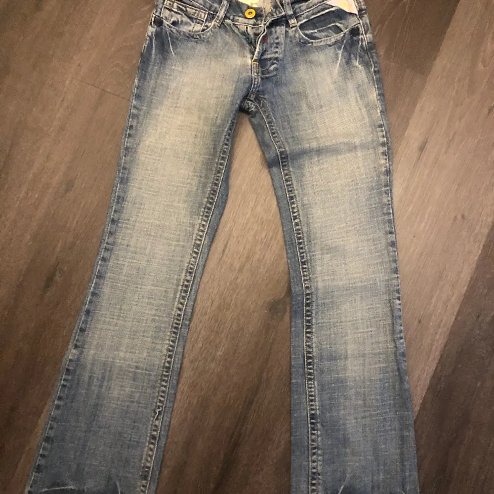 Säljer mina lågmidjade jeans från replay liten storlek 27, skulle säga att dom passar storlek 25 eller liten 26, då jag har vanligen 27 och får inte upp dem över rumpan ,  midjemått rakt över är  35 cm & innerbensmått 77 cm. Snygga detaljer, unika jeans. . Jeans & Byxor.