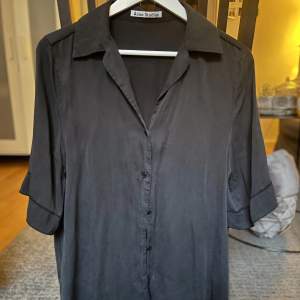Tunn svart skjorta från Acne. Lite längre och lösare passform. Bra pris pga lagad under armarna (se bild)