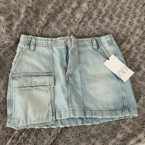 Jeanskjol  - Helt oanvänd Jeanskjol från zara i storlek XS 💕 