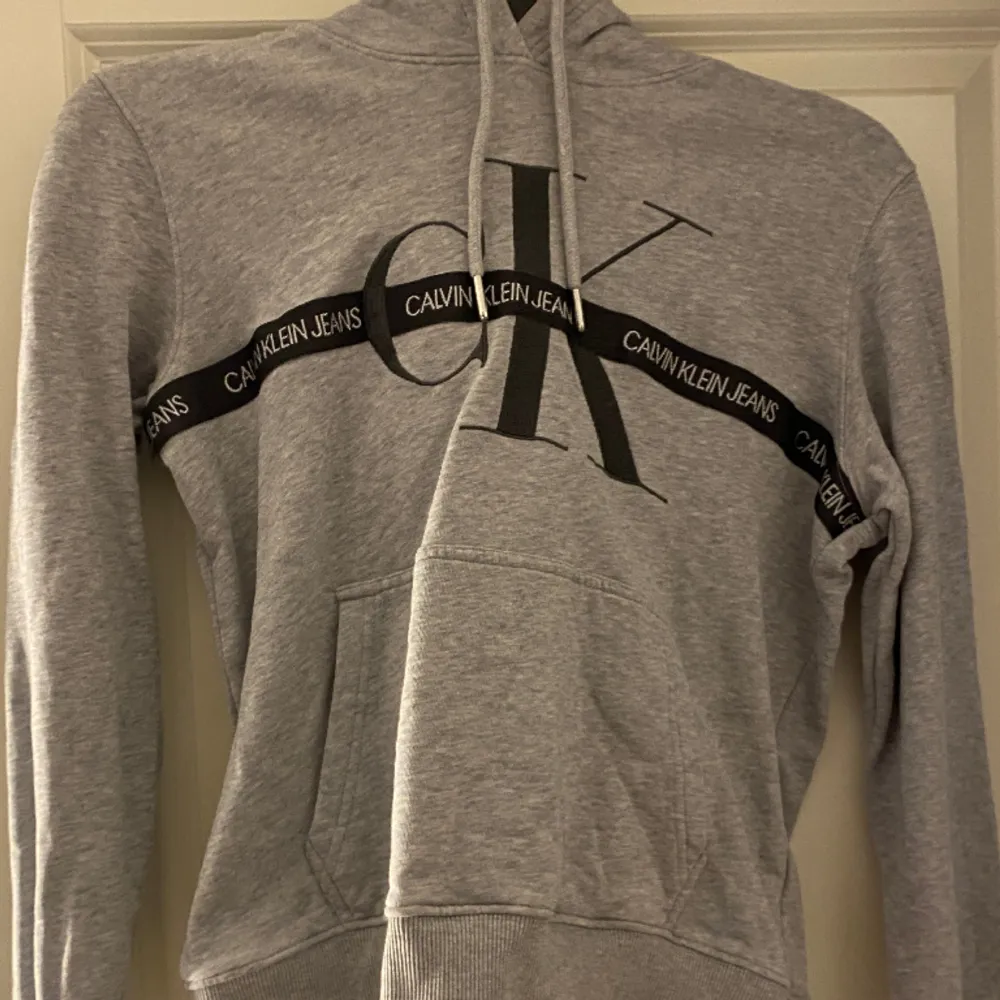 Snygg Calvin Klein hoodie som jag har växt ur. Den är i storlek M och sann till storlek . Hoodien är i ett bra skick . Köparen står för frakten💌. Hoodies.