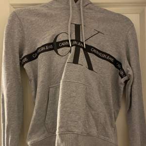 Snygg Calvin Klein hoodie som jag har växt ur. Den är i storlek M och sann till storlek . Hoodien är i ett bra skick . Köparen står för frakten💌