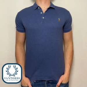 Ralph Lauren Piké | Mörkblå - Trendig mörkblå Ralph Lauren piké i 10/10 skick!  Han på bilden är ca. 175cm lång (passar dig som har S/M) Nypris: ca. 1200kr Skriv vid frågor eller funderingar🙌