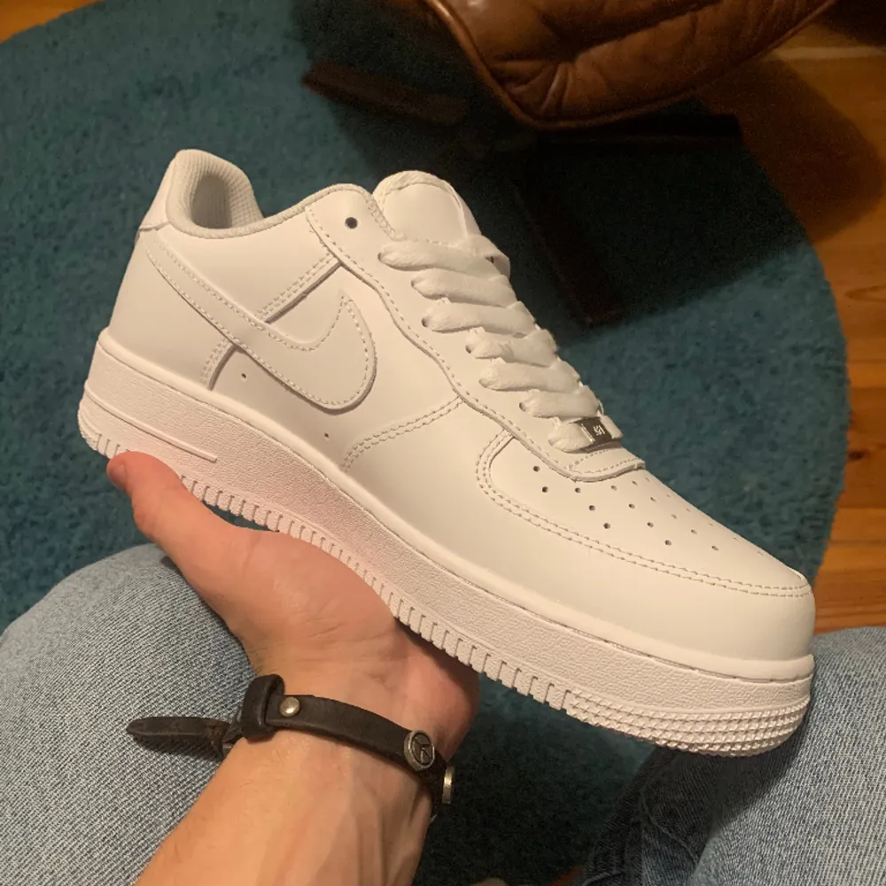 Hej! Jag säljer ett par helt nya vita AF1 då dom inte passade mig i storlek. Storleken på skorna är 42,5 men passar också bra till 43.  För fler bilder/frågor, så skriv!😊. Skor.