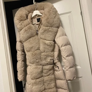 Pälsjacka  - Fin stor fluffig mjuk fuskpäls väldigt varm jacka en blandning av vit/cremefärgad