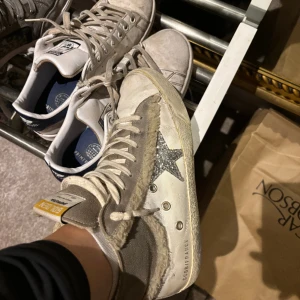 Golden Goose sneakers - Säljer mina Golden Goose sneakers då de inte kommer till användning. De är i jättebra skick utöver att de är lite creasade. Fick dem förra året, kvittot finns ej kvar men originalboxen är kvar! 🫶🏼