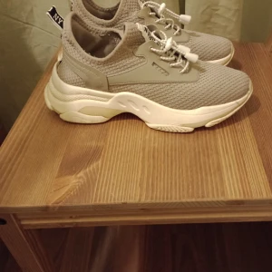Steve Madden sneakers dam stl 38 - Otroligt sköna sneakers av den modellen man bara drar på sig enkelt. Sulan. Skorna är designade av Steve Madden. I väldigt bra skick