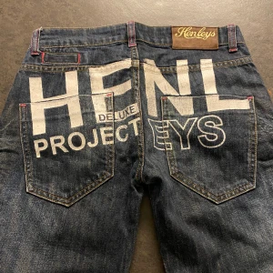 Y2k jeans  - Så coola jeans med stort tryck på rumpan! Säljer då de tyvärr är för korta på mig som är ca 170! 💕 midjemått- 72cm Innerbenslängd- 73cm