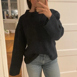 Mörkblå stickad tröja  - Mörkblå stickad tröja från gina. Tröjan är endast testad då jag klippte av prislappen för snabbt. Storlek S. Köpt för 399. 