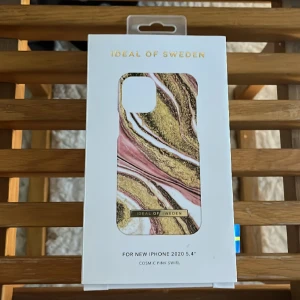 Ideal of Sweden skal - - iPhone 12 Mini - cosmic pink swirl - helt ny