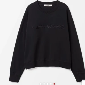 Sweatshirt Carina Wester - Svart sweatshirt från Carina Wester. Använd fåtal gånger, bra skick. Säljer då den inte kommer till användning. Köparen står för frakten ❤️