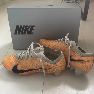 Nike mercurial vapor 15 elite FG United pack limited edition - Nike fotbollsskor för gräs i storlek 41(ganska små i storleken). Köpta för runt 3000 kr i höstas och svåra att få tag på. Sparsamt använda utan slitna ställen. Fungerar lika bra som nya. Populära skor och perfekta inför våren. Skriv vid fundering.