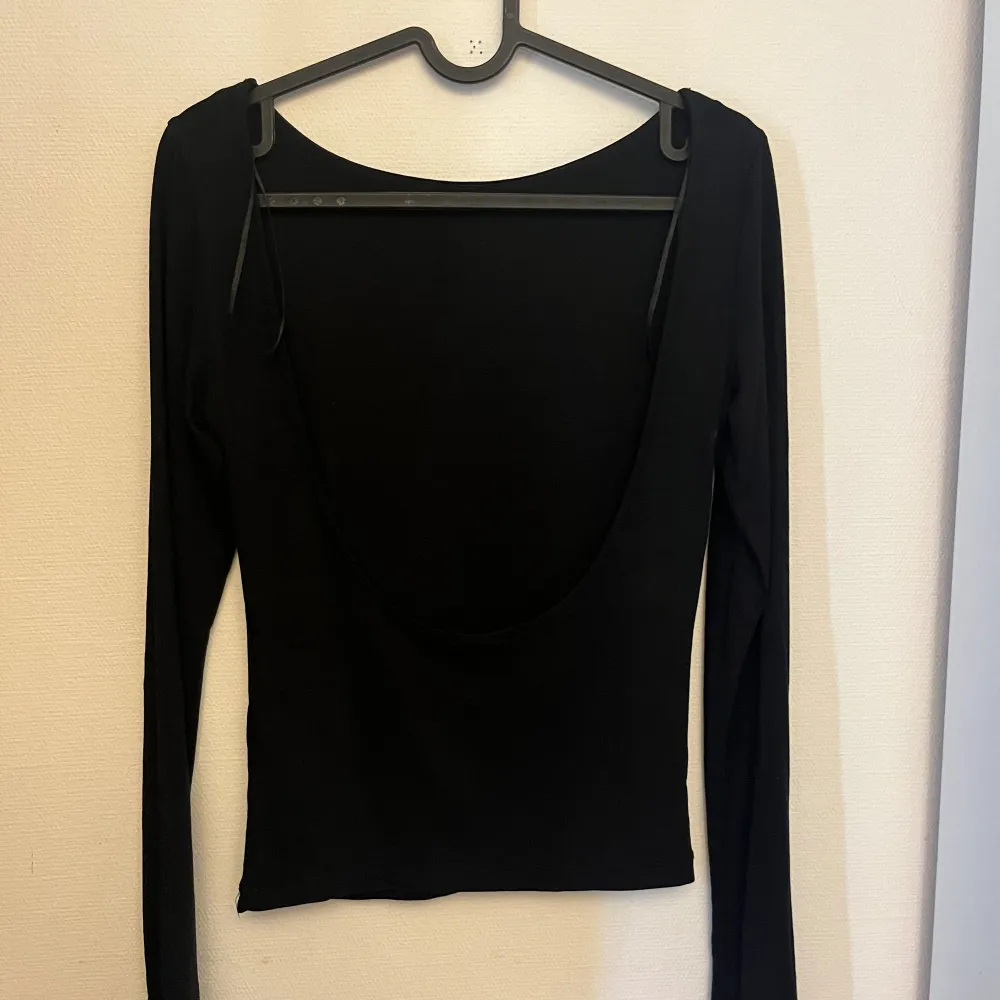 Ginatricot Black Blackless long sleeve shirt with no rips or tears . Blusar.