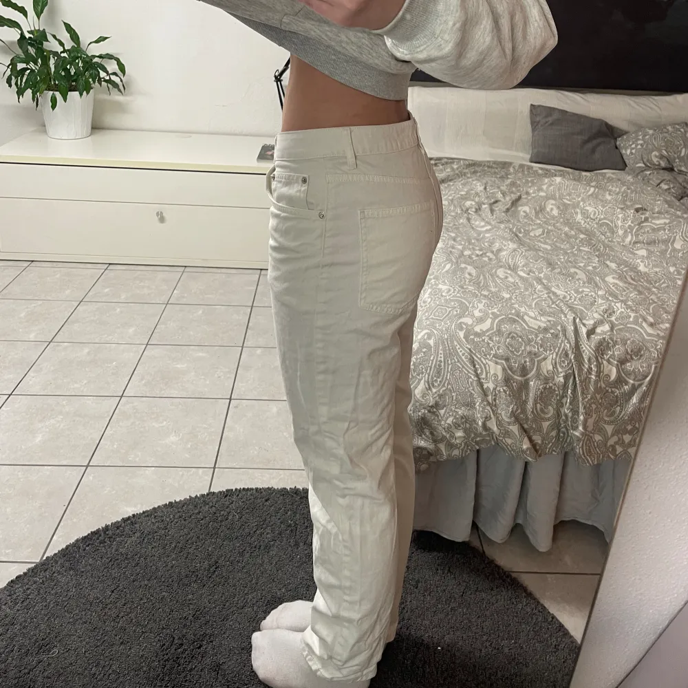 Vita raka jeans med mellanhög midja ifrån NaKD i storlek 36❤️. Jeans & Byxor.