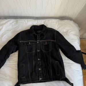Svart jeansjacka - Använd jacka med väldigt små tecken på slitage. 