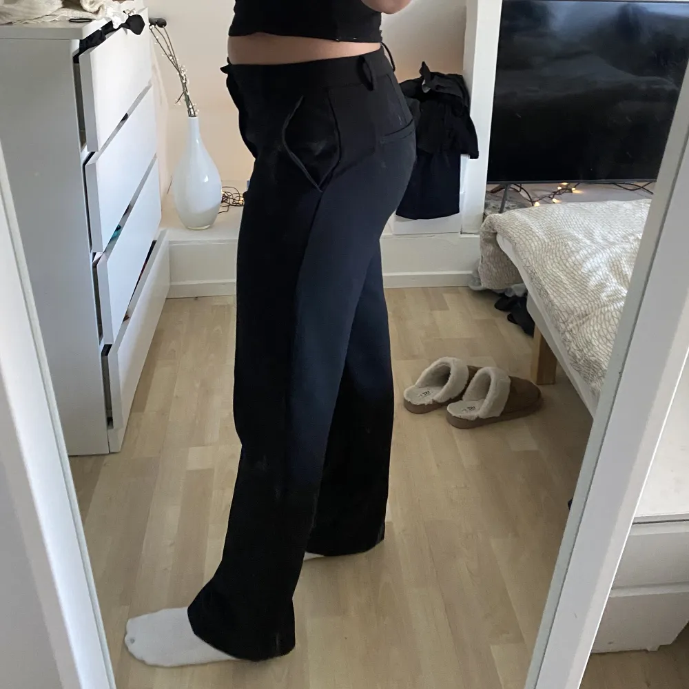 Säljer mina raka svarta kostymbyxor från Lindex. I modellen NOOR (extra långa ben). Jag är ca 172 och de är perfekt långa till mig. Jag brukar ha de lite mer low waist men man kan även dra upp de! Säljer då jag har fler och inte får användning av dessa! ❣️. Jeans & Byxor.