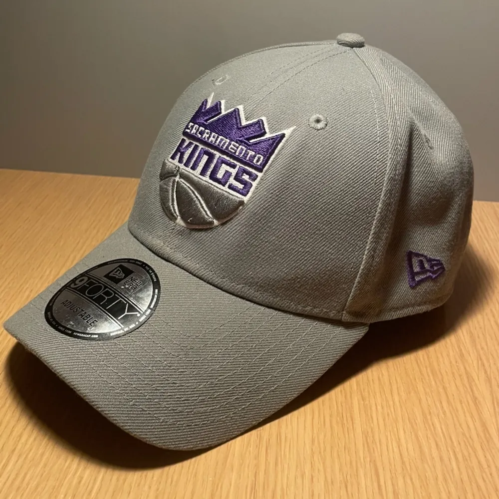 NBA-keps från New Era med NBA-laget Sacramento Kings. Köptes sommaren 2023 för 359 kr och har använts enstaka gånger. Onesize så passar alla. . Accessoarer.