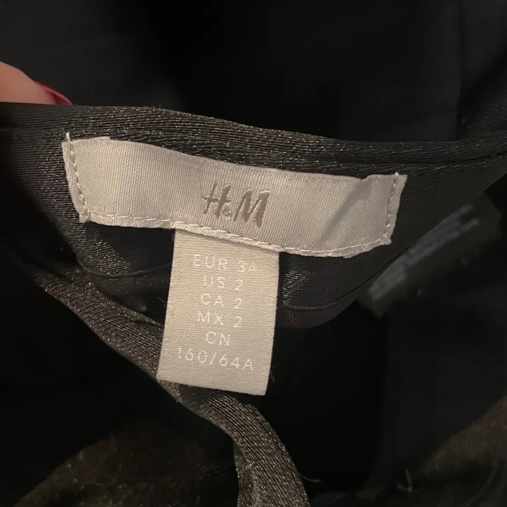 Svarta högmidjade kostymbyxor i satin-imitation från H&M säljes då de är för långa🖤. Jeans & Byxor.