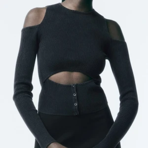 Topp zara - Så cool slutsåld topp från zara. Väldigt unik och jätte coola cut out detaljer. Nypris ligger på ca 400 kr, prislapp kvar aldrig använd. 