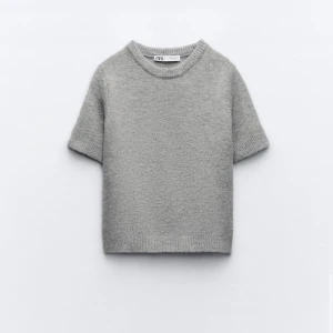 Stickad T-shirt  - Jätte fin stickad T-shirt i grått från zara. Tröjan är helt oanvänd då jag råkade beställa två💗💗