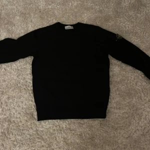 Stone island sweatshirt  - Säljer nu denna tvärfeta stoneisland testad en gång inom hus. Hör av er om ni vill köpa denna eftertraktade tröja Pris kan diskuteras ⚡️