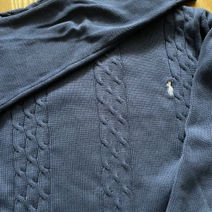 Ralph Lauren tröja - Grov stickad tröja från ralph lauren, inga större skador och defekter förutom på hästen ( inte jätte synligt) tröjan har stolek M men passar S också.  Skriv vid funderigar 