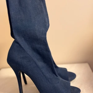 Nya Rebecca Stella Denim klackar strl 38. - Helt nya klackskor från Rebecca Stella i denim storlek 38.   Nypris: 800 kr