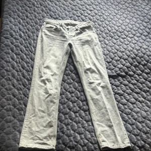 Gråa lågmidjade jeans - Jag säljer dessa jeans därför att jag har slutat ha på mig lågmidjat. Dom är i bra skick köpte dom i march och har tvättat dom 1-2 gånger. Jag är 170 cm lång och dom är lite långa på mig också. Dom är super bekväma. För mer information kom privat.🤍