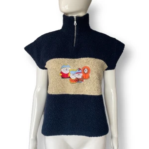 South Park Fleecetröja  - I fint skick, har klippt av ärmarna själv, därav kan de vara lite ojämna. Made in UK, storlek S. Står inget märke. Sitter oversize på dockan som använder XS. MÅTT: Axel till axel 44cm, armhåla till armhåla 49cm & längd 54cm