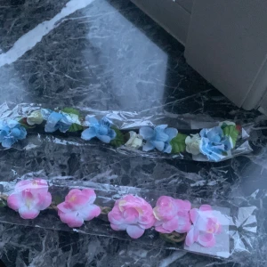 💙🌸Pannband med blommor🌸💙 - Säljer dessa två Pannband.Aldrig använd.Perfekt om man ska på sommarfester eller till stranden.10kr för båda.Men köpte båda för 40kr.💗😊💙