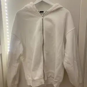 Fin vit zip up hoodie från hm! Använd ett par gånger men är i jättebra skick 👌