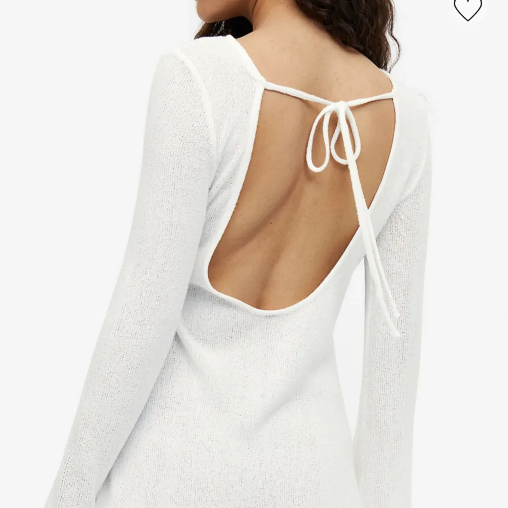 Säljer denna klänning från H&M i storlek S. Öppen rygg med knytdetalj. Använd endast en gång 🤍. Klänningar.